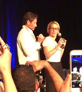 qilliananderson:David signing Gillian.