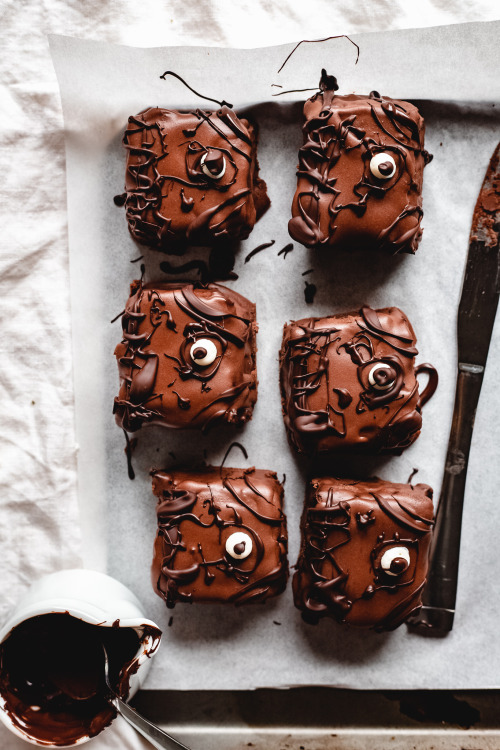 sweetoothgirl:  Hocus Pocus Spellbook Brownies