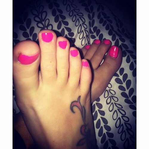 tootoes: repost from @justasoutherngirl24 #feet #toes #sexyfeetandtoes #barefeet #footfetishnation 