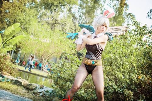 league-of-legends-sexy-girls:  Riven Cosplay porn pictures