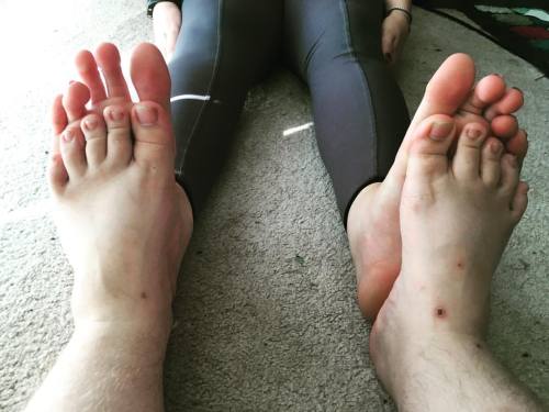 @thearchqueen ’s #size12feet compared to her bf’s #size8feet #michiganfeet #footfetishconnection #fo