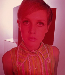 l-o-o-p-y:Twiggy, 1967 - Vogue outtake | Photographed by Just Jaeckin.