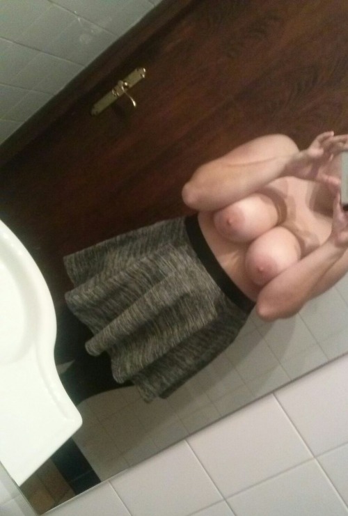 perver83: Do you like my skirt? // Os gusta mi falda?