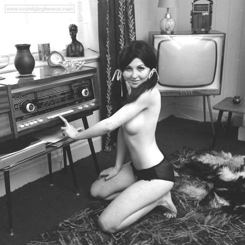 soseacwo:  Nina Barrett http://retrogirly.tumblr.com/post/69092430462 