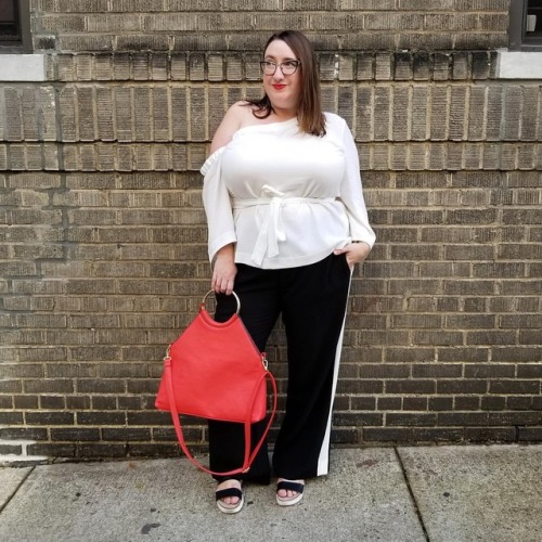 New #OOTD post on CurvilyFashion.com, featuring this elevated #atheleisure look from #RachelRachelRo