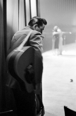 wehadfacesthen:  Johnny Cash backstage in