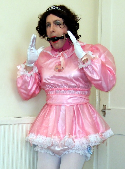 frillysissyscotland:Sissified, locked, plugged, nappied, collared and gagged - now that’s how to spe