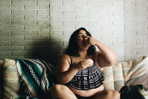 fuzzy-jumpers:  mexica-mermaid:  goodboom46:  mexica-mermaid:  Big girl: *minds her business, stays in her lane, eats her tacos* Big girl: *stays glowing*  Uhh that’s extremely unhealthy and will cause an early death. Most men are not attracted to “big”