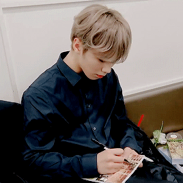 moonkyuns:  do you see his cheekbones?