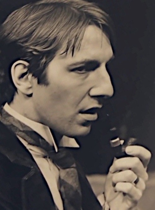 dci-softy-edgelord: karthaeuser65: “Sherlock Holmes” (play 1976 with Alan Rickman)Sherlock Holmes 