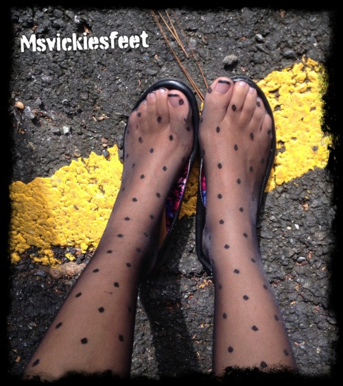 msvickiesfeet:  Chillin’ on my ballerina flats in my cute hose.