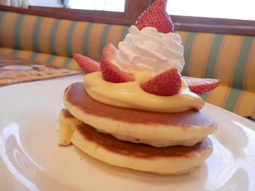 ichigoocakeu:  「ストロベリーホットケーキ」735円