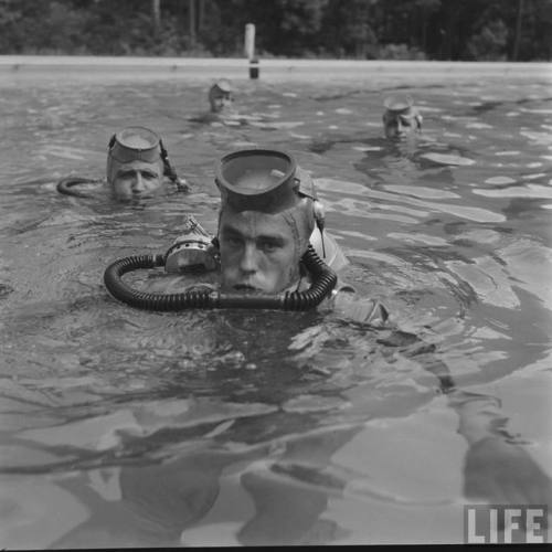 Navy divers(J.R. Eyerman. 1951)