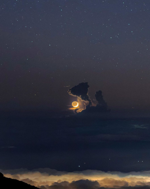 rekharose:A crescent moon sets behind a cumulus cloud.by babak tafreshi