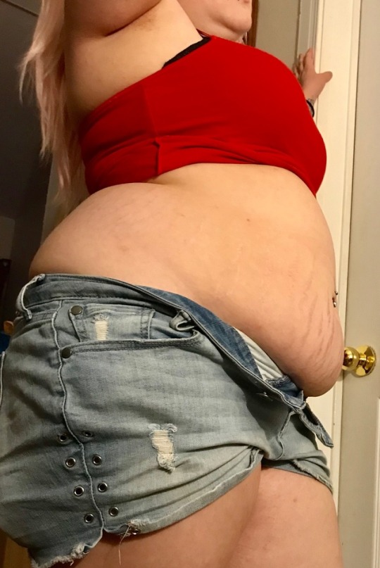 Porn mychubbyqueen:  She’s looking BIG 🤤🐷 photos