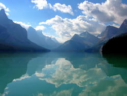 trees-stars-seas:  Maligne Lake, Jasper National Park (by Hornplayer) 