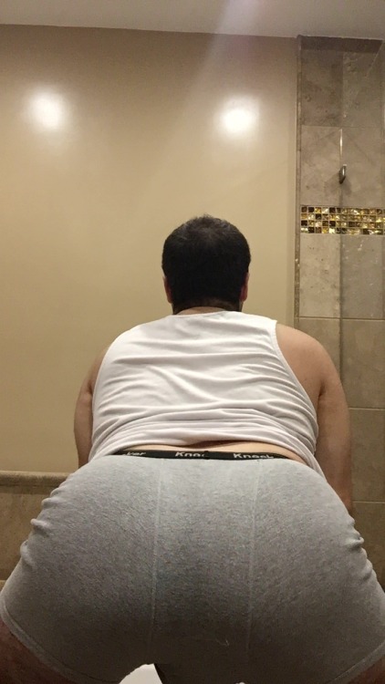 bootyfreakdee:  Drunk and horny. Wish I had someone to fuck me silly  I love this ass and the hole