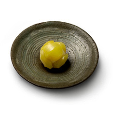 Kuri kanoko (fawn chestnut)Glossy chestnuts arranged in a cute tama (jewel) shape mimic the traditio