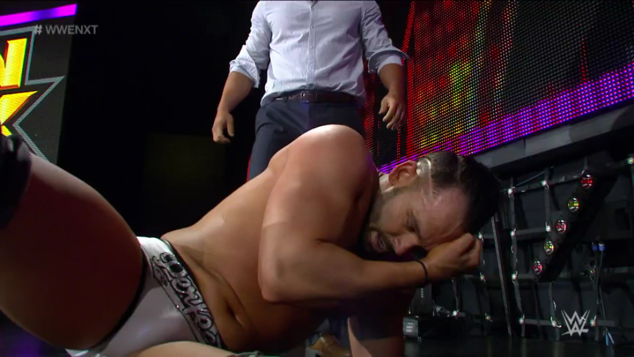 nalgonesdewrestling:  Tye knocked out by Bobby Roode.