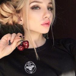 Hannah (15 Photo)