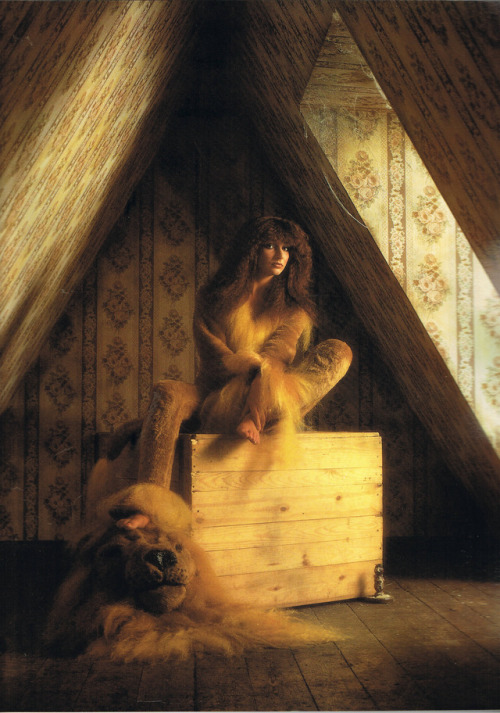 miss-vanilla:Kate Bush in the photo-shoot for the “Lionheart” album cover - 1978.   