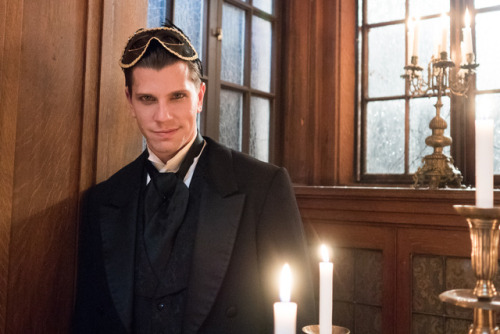 carmillaseries:Serving some serious masquerade, guyliner and riverdale park looks! 