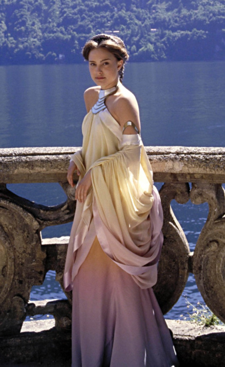 swffaq:VILLA RETREAT GOWNAttack of the Clones: Safe on her home planet, Padmé relaxes in this flowin