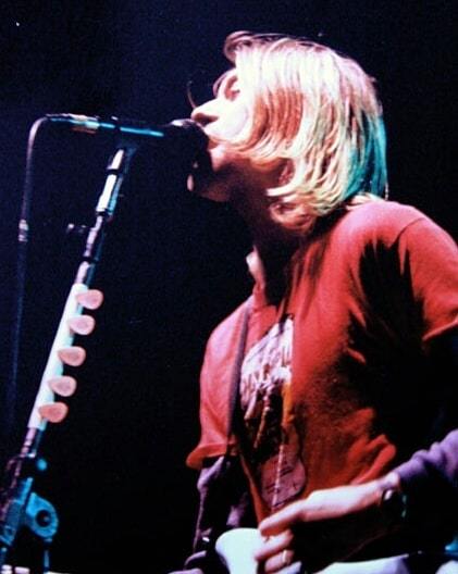 16 de Fevereiro de 1994 Kurt Cobain durante o show do NIRVANA no Salle Omnisports, em Rennes, França