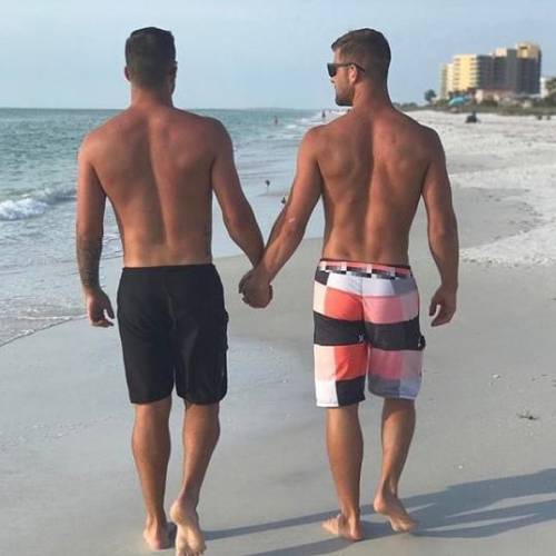 Let&rsquo;s go on in 2021 #gaylove #amoregay #handinhand #manonellamano #spiaggia #beach #sea #m