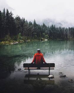 theadventurouslife4us:  #adventure , A bench with your feet in the waters  Seguir leyendo