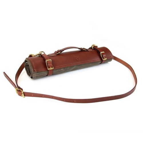 The Knife Roll is made with durable waxed canvas and features 7 knife slots and one zipper pocket. T