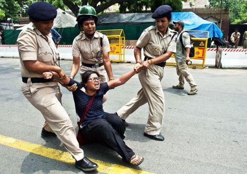 xthegirlwithkaleidoscopeeyesx:SYMPATHY PROTEST FOR GAZANS: Indian police detain activists protesting