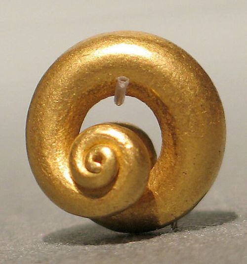 Ethnoarte Gold Earring. Central Javanese period. 8th–9th century. Indonesia.