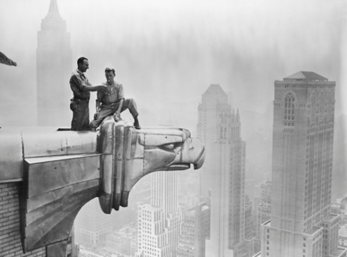 akaixab: Tony Strachan: Workers Smoking on a Chrysler Building Gargoyle, New York City, c.1940