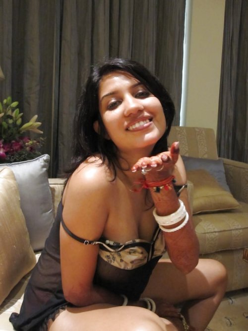 kkarishma-tempting:  Sexiest woman having adult photos