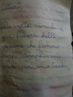 frammentidiunanimafragile:  Qualche giorno fa decisi di andare a far visita ad una casa abbandonata situata nel paese in cui vivo. Camminando tra le macerie trovai un quaderno con all’interno questa frase. La frase fu scritta da un bambino di nome Andrea