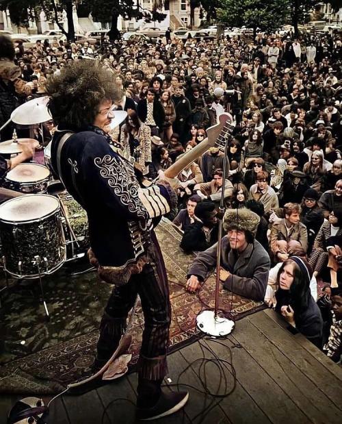 aiiaiiiyo:Jimi Hendrix, San Francisco Panhandle. June 1967 Check this blog!