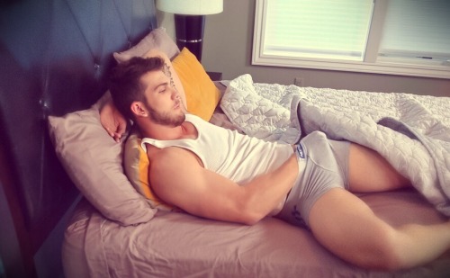 bigbroth4u:Seeing this stud reach into his porn pictures
