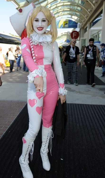 knowledgefordummies: Cosplayers Showcasing their Cosplay Skills at Comic-Con San Diego! 