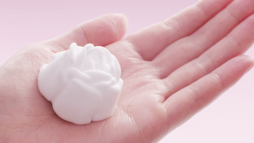 Japanese facial cleanser Kanebo Evita dispenses fragrant foam in the shape of a rose. Wow (@_@)
