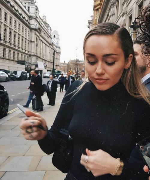 genterie:  Miley Cyrus  adult photos