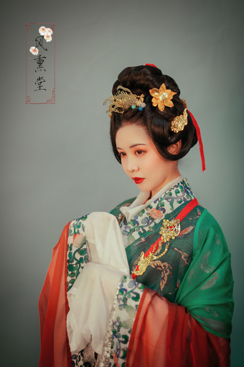 Traditional Chinese hanfu by 风熏堂