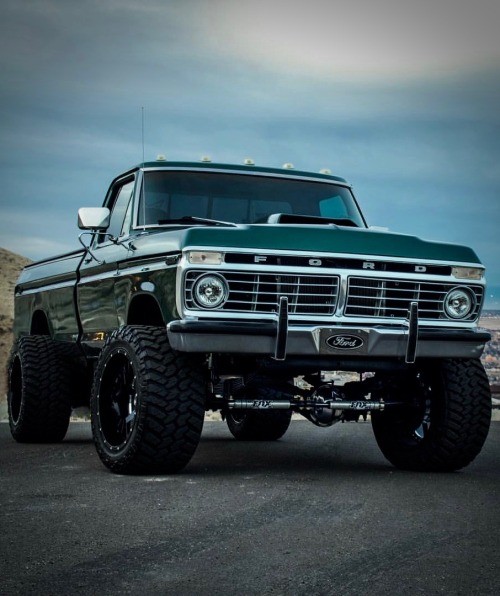 utwo:  Ford F250 High Boy© nos xdelacruz  