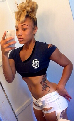 thickazzgurlz:  Thickazzgurlz.   Cocaine_Lorraine