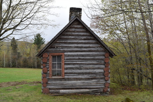 cabinporn:Submitted by Andrew McNealus:This cabin is in Ripton, Vermont. It’s so pretty there. Right