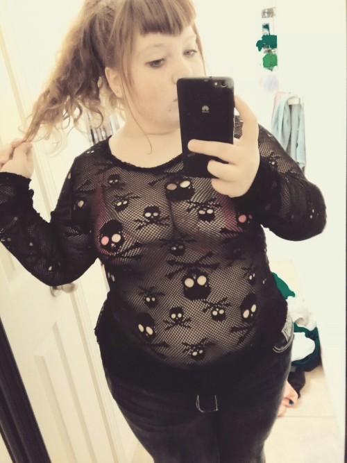 puhpii:  I’m underdressed nd feeling cute.  Cuz I can :3 