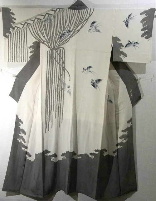 Amazing kimono with a flying swallows motif. The dark collar is especially notable as it is not a fe