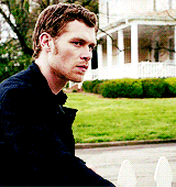 thorodinson:  Klaus + smirk  I love him!