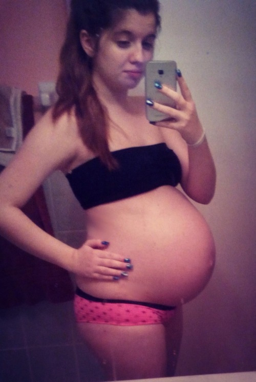 preggobellycummer1974:  selfshotpreggo:  hope you enjoy - jack  Love preggo selfies!💜💦😻