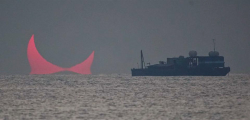 without-ado:‘Devil Horns‘ Sunrise, annular solar eclipse in Qatar by Elias Chasiotis on Dec. 26, 201